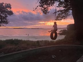 Blue Lagoon Beach House - Absolute Beachfront!, Dodges Ferry